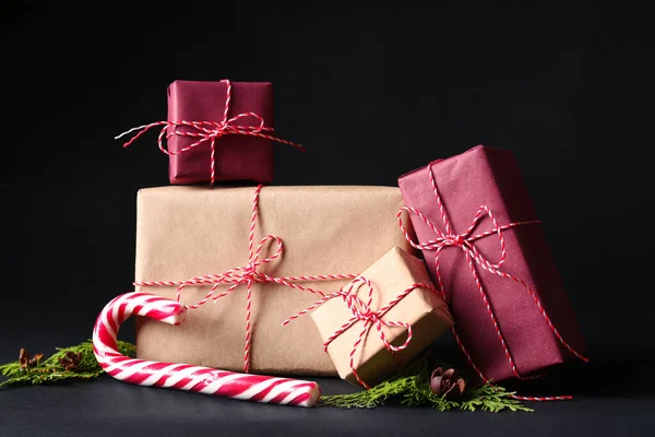 Hermosas Cajas Regalo Navidad Bastón Caramelo Sobre Fondo Negro —  Fotos de Stock