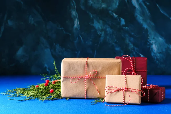 Hermosas Cajas Regalo Navidad Sobre Fondo Azul —  Fotos de Stock