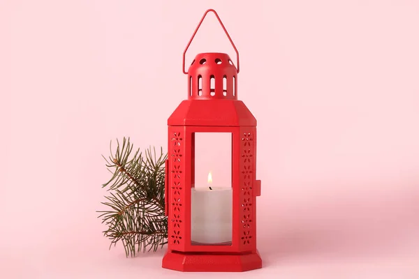 Vánoční Lucerna Hořící Svíčkou Jedle Větev Růžovém Pozadí — Stock fotografie