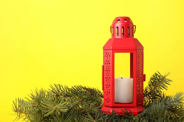 Vánoční Lucerna Hořící Svíčkou Jedlové Větve Žlutém Pozadí — Stock fotografie