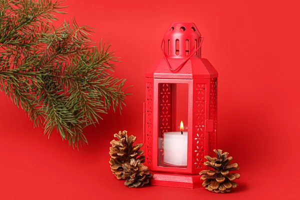 Lanterna Natal Com Vela Ardente Ramo Abeto Cones Fundo Vermelho — Fotografia de Stock