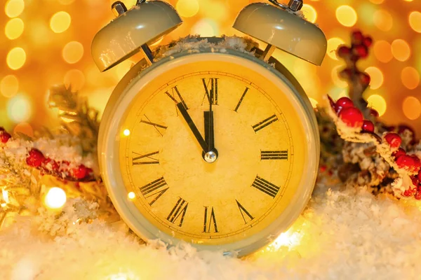 Horloge Noël Élégante Décor Neige Sur Table Sur Fond Flou — Photo