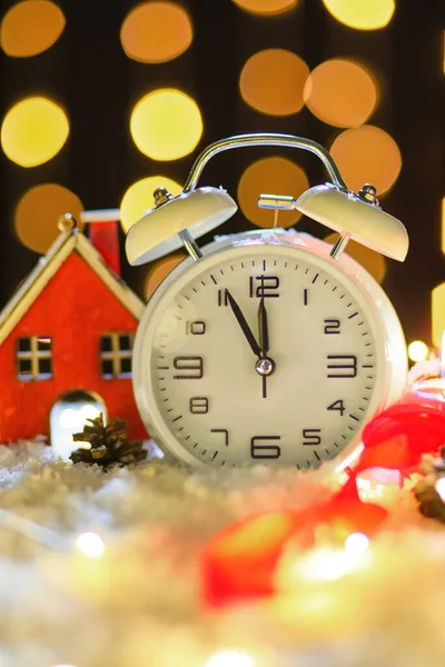 Elegante Orologio Natale Arredamento Neve Sul Tavolo Sullo Sfondo Sfocato — Foto Stock