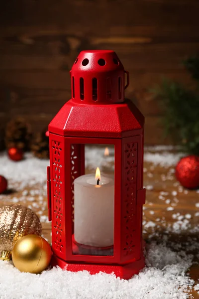 Vánoční Lucerna Hořící Svíčkou Míčky Sníh Dřevěném Pozadí — Stock fotografie