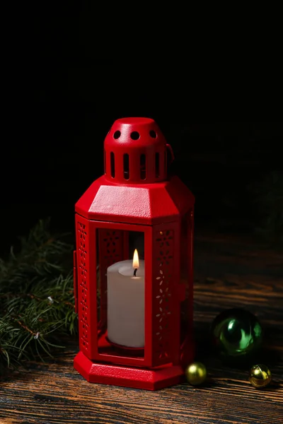 Vánoční Lucerna Hořící Svíčkou Jedlové Větve Koule Černém Pozadí — Stock fotografie