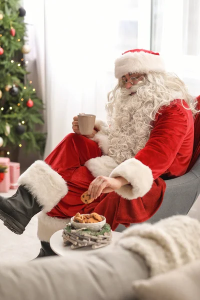 サンタクロースは家でお茶とおいしいクッキーを食べる — ストック写真
