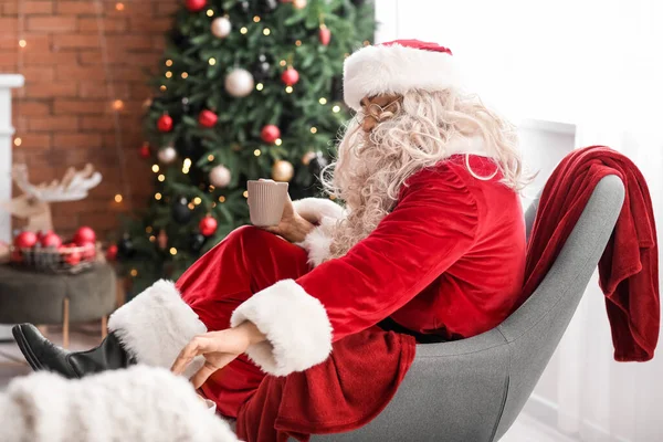 Babbo Natale Mangiare Gustosi Biscotti Con Casa — Foto Stock