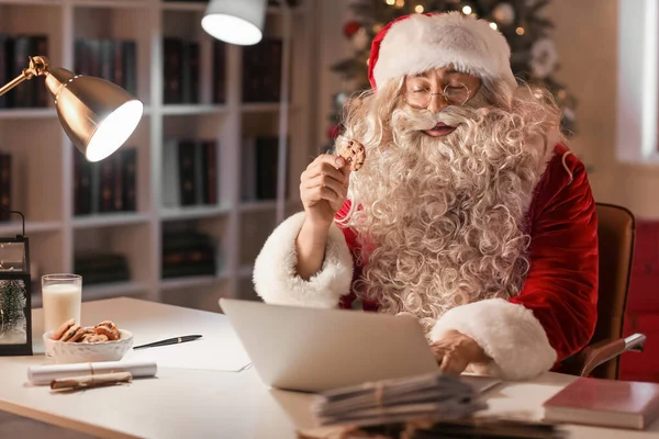 Kerstman Eet Avonds Lekkere Koekjes Thuis — Stockfoto
