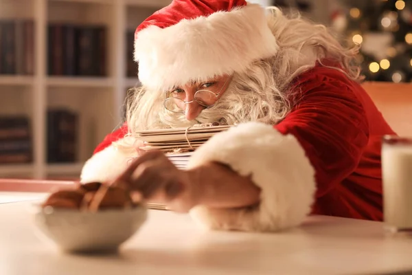 Санта Клаус Делает Длинную Руку Вкусного Печенья Миске Столе — стоковое фото