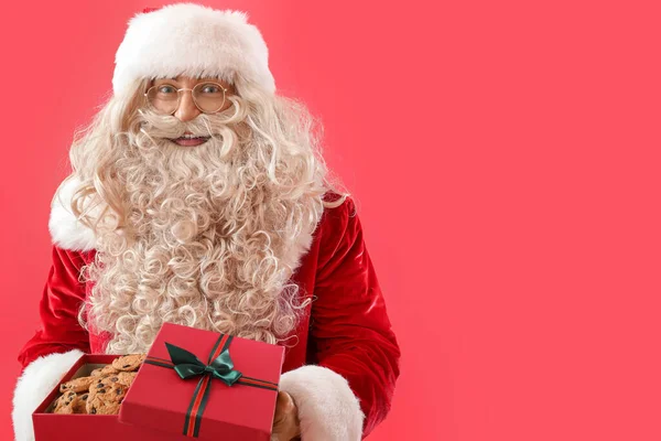 Санта Клаус Вкусным Печеньем Подарочной Коробке Цветном Фоне — стоковое фото