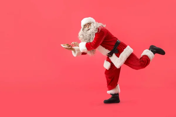 Weihnachtsmann Mit Leckeren Plätzchen Auf Farbigem Hintergrund — Stockfoto