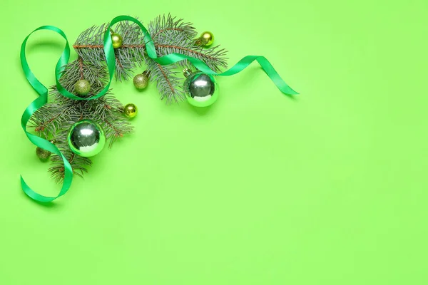 Σύνθεση Κλαδιά Ελάτης Χριστουγεννιάτικες Μπάλες Και Κορδέλα Πράσινο Φόντο — Φωτογραφία Αρχείου
