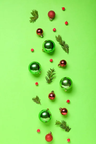 Composición Con Ramas Abeto Bayas Bolas Navidad Sobre Fondo Verde — Foto de Stock