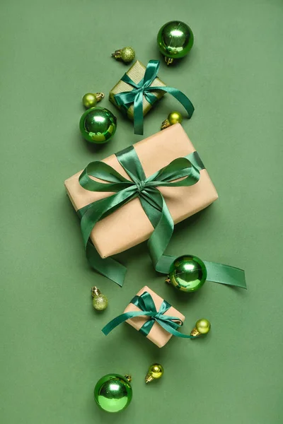 Рождественские Подарки Украшения Зеленом Фоне — стоковое фото