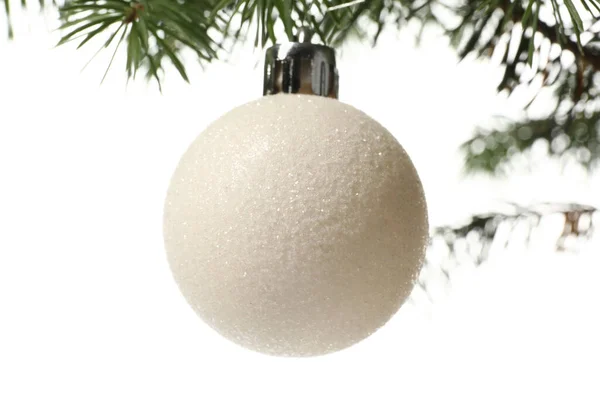 Beyaz Arka Planda Noel Ağacında Asılı Duran Güzel Top — Stok fotoğraf