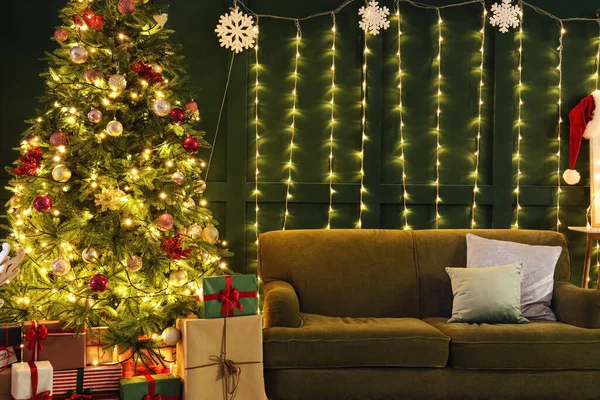Velký Vánoční Stromek Zářivými Světly Dárky Pohovkou Zelené Stěny — Stock fotografie
