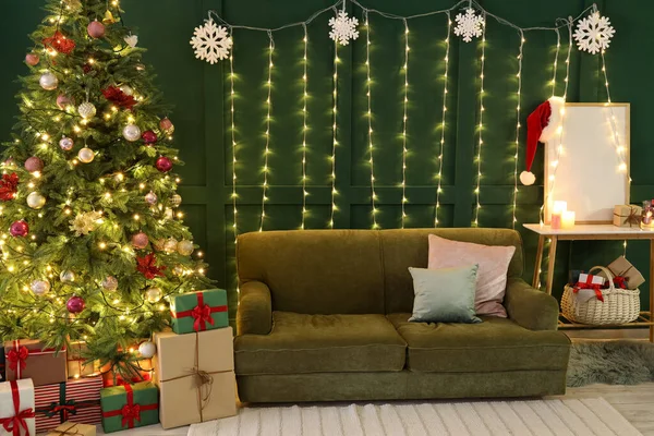 时尚客厅的内部 有巨大的圣诞树 明亮的灯光和沙发 — 图库照片