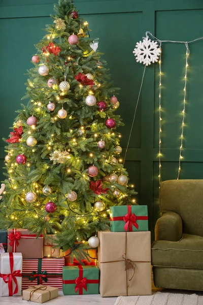 Gran Árbol Navidad Con Luces Brillantes Regalos Sofá Cerca Pared — Foto de Stock