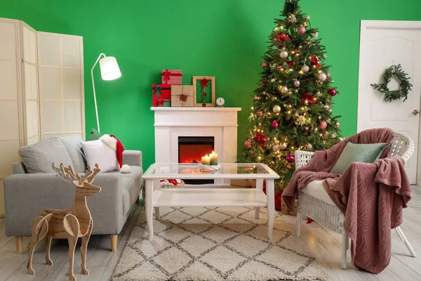 Interieur Woonkamer Met Open Haard Grote Kerstboom Groene Muur — Stockfoto