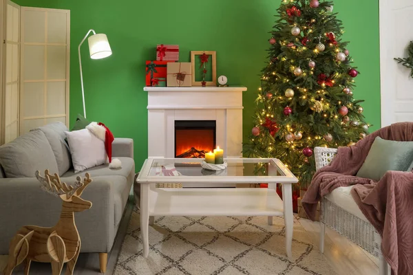 Interior Sala Estar Com Lareira Grande Árvore Natal Parede Verde — Fotografia de Stock