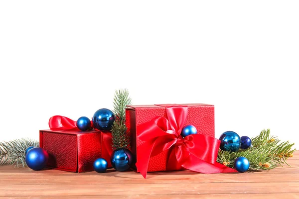 Krásná Vánoční Kompozice Dárkovými Krabicemi Míčky Jedlovými Větvemi Stole Bílém — Stock fotografie