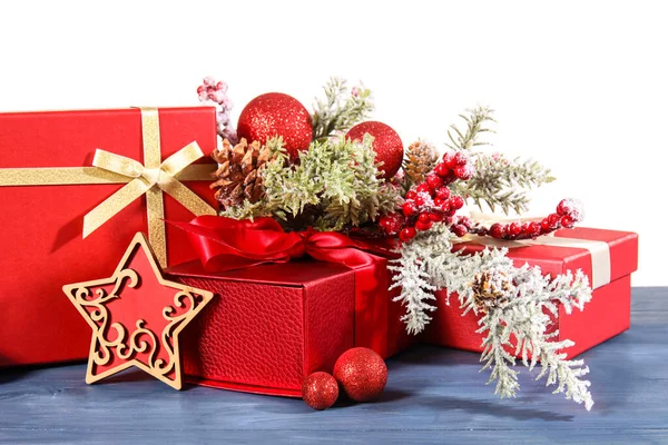 白い背景にテーブルの上にギフトボックス 装飾やモミの枝と美しいクリスマスの組成 — ストック写真