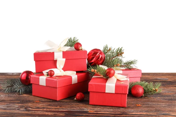 白い背景にテーブルの上にクリスマスのギフトボックス モミの枝や装飾と美しい組成物 — ストック写真