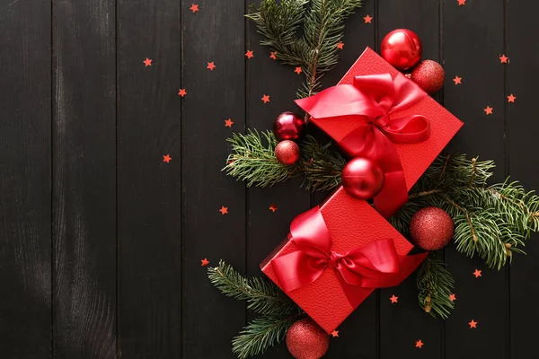Όμορφη Σύνθεση Χριστουγεννιάτικα Κουτιά Δώρων Κλαδιά Ελάτης Και Μπάλες Μαύρο — Φωτογραφία Αρχείου