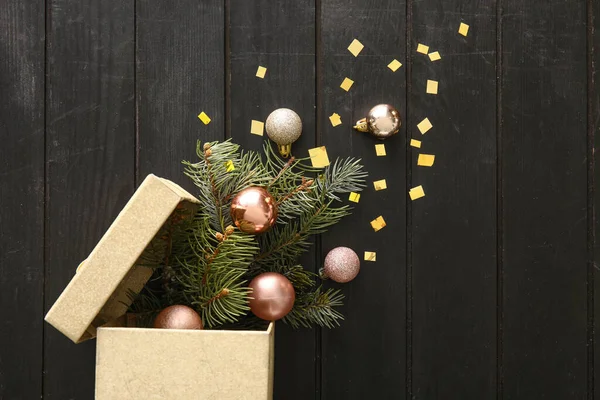 Prachtige Compositie Met Kerstgeschenkdoos Sparren Takken Ballen Zwarte Houten Ondergrond — Stockfoto
