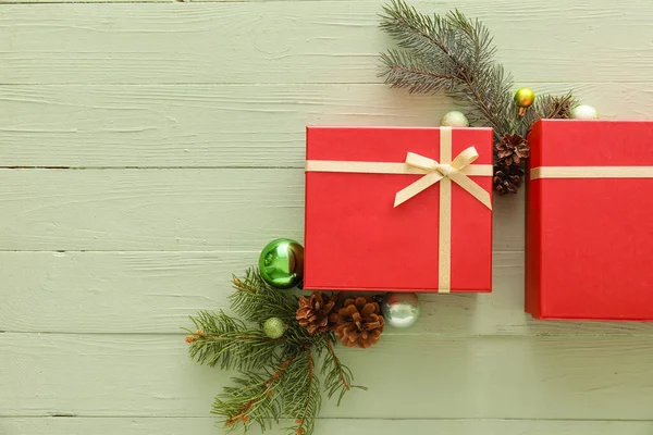 Schöne Komposition Mit Weihnachtsgeschenkschachteln Tannenzweigen Und Dekor Auf Grünem Holzhintergrund — Stockfoto