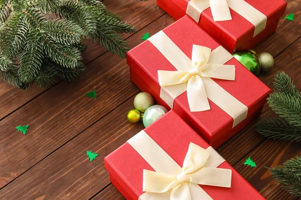 Όμορφη Σύνθεση Χριστουγεννιάτικα Κουτιά Δώρων Κλαδιά Ελάτης Και Μπάλες Ξύλινο — Φωτογραφία Αρχείου