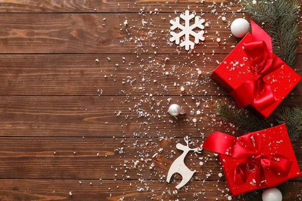 Όμορφη Σύνθεση Χριστουγεννιάτικα Κουτιά Δώρων Κλαδιά Ελάτης Χιόνι Και Διακόσμηση — Φωτογραφία Αρχείου