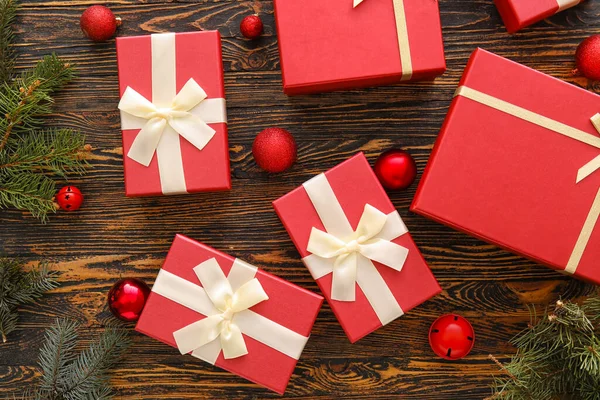 Hermosa Composición Con Cajas Regalo Navidad Ramas Abeto Bolas Sobre — Foto de Stock