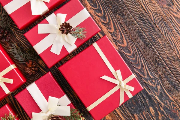 木製の背景にクリスマスギフトボックスと美しい組成物 — ストック写真
