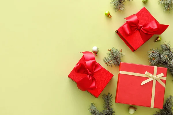 黄色の背景にクリスマスのギフトボックス モミの枝やボールと美しい組成物 — ストック写真