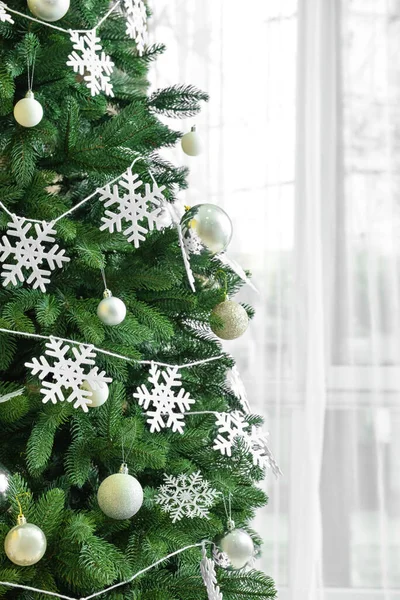 Smukt Juletræ Dekoreret Med Snefnug Bolde Rummet Closeup - Stock-foto