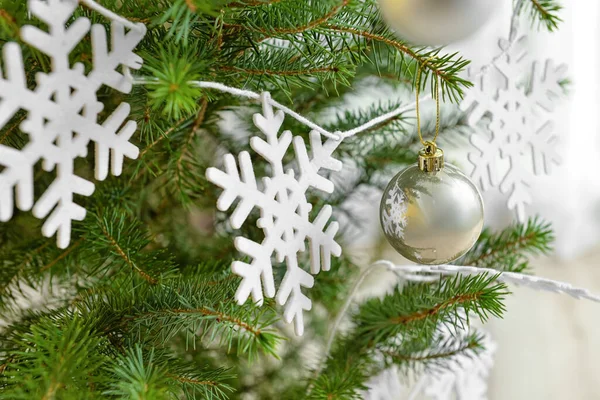 Hermoso Árbol Navidad Decorado Con Copos Nieve Bolas Primer Plano —  Fotos de Stock