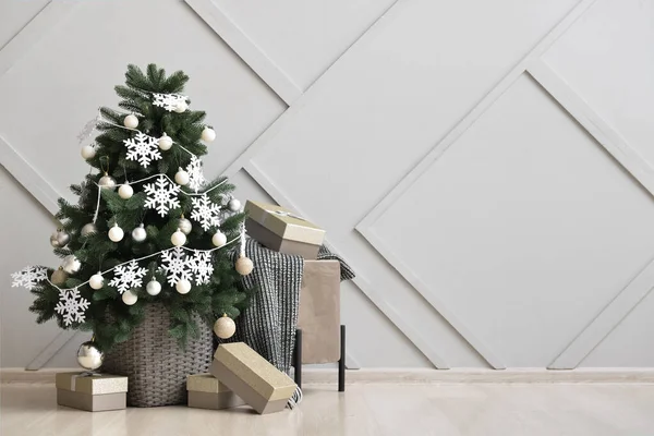 Beautiful Christmas Tree Basket Decorated Snowflakes Balls Pouf Gift Boxes — Stock Photo, Image