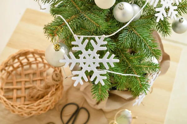 아름다운 크리스마스 트리에는 눈송이와 구슬로 장식된 꽃받침 — 스톡 사진