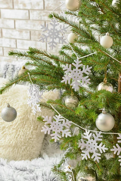 部屋に雪の結晶やボールで飾られた美しいクリスマスツリー — ストック写真