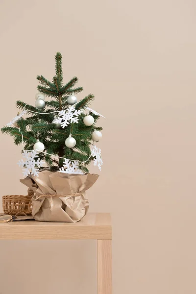 Bela Árvore Natal Decorada Com Flocos Neve Bolas Mesa Perto — Fotografia de Stock