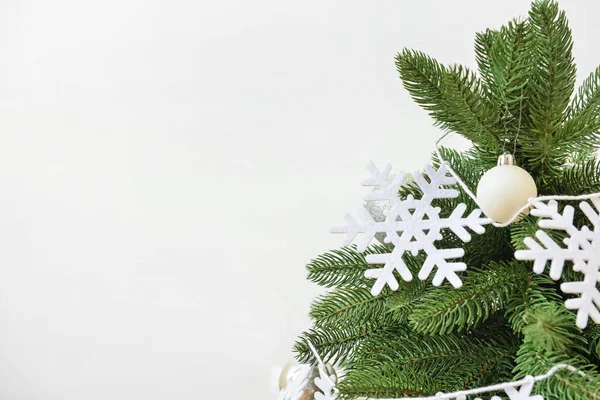 白い背景に雪の結晶やボールで飾られた美しいクリスマスツリー クローズアップ — ストック写真