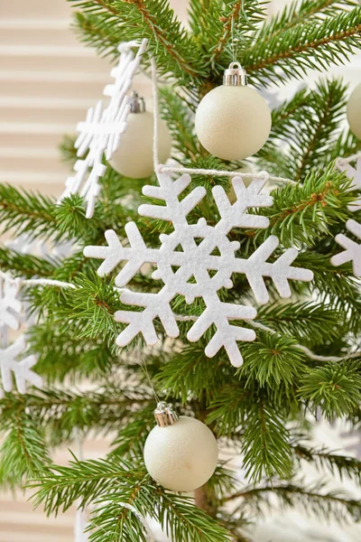 雪の結晶やボールが室内に飾られた美しいクリスマスツリー クローズアップ — ストック写真