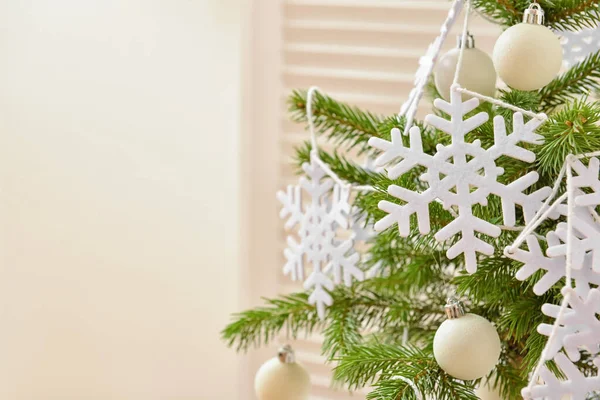Smukt Juletræ Dekoreret Med Snefnug Bolde Indendørs Closeup - Stock-foto