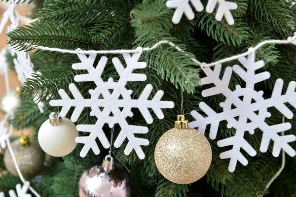 雪の結晶やボールで飾られた美しいクリスマスツリー クローズアップ — ストック写真