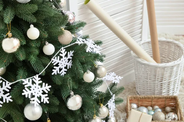 Bela Árvore Natal Decorada Com Flocos Neve Bolas Quarto Close — Fotografia de Stock