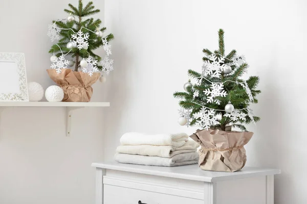 Bel Arbre Noël Pot Décoré Flocons Neige Boules Sur Commode — Photo