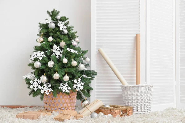 Bela Árvore Natal Cesta Decorada Com Flocos Neve Bolas Caixas — Fotografia de Stock