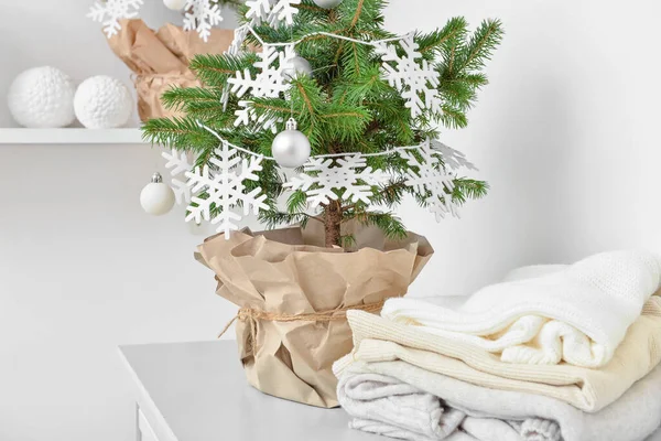 Bela Árvore Natal Vaso Decorado Com Flocos Neve Bolas Roupas — Fotografia de Stock