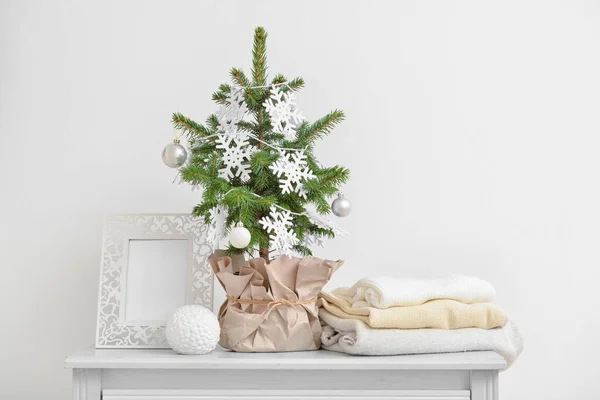 Schöner Weihnachtsbaum Topf Mit Schneeflocken Kugeln Leerem Rahmen Und Warmer — Stockfoto